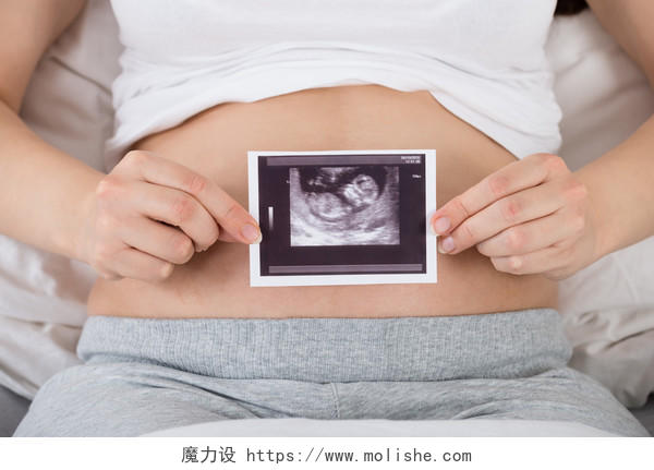 孕妇与超声宝宝照片的特写镜头
